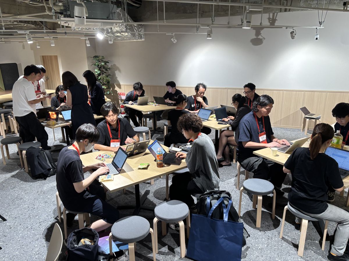 京都の会場で参加者がノートPCに向かって作っている様子