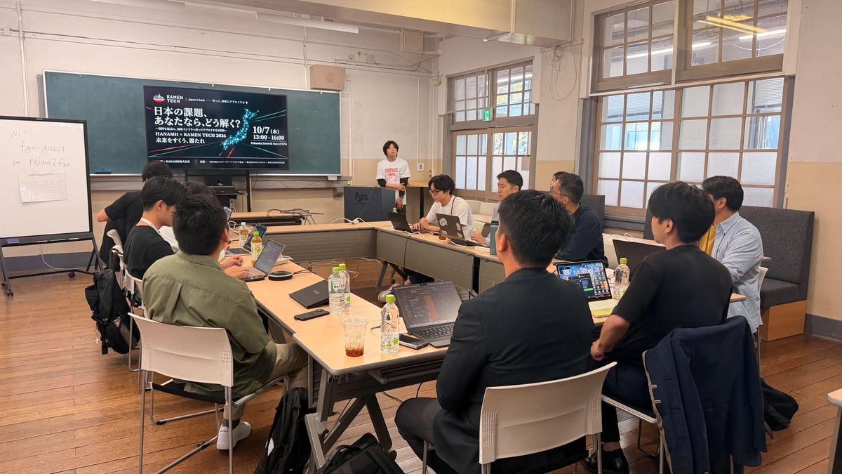 Fukuoka Growth Next の教室で、参加者がコの字の机でノートPCに向かっている様子